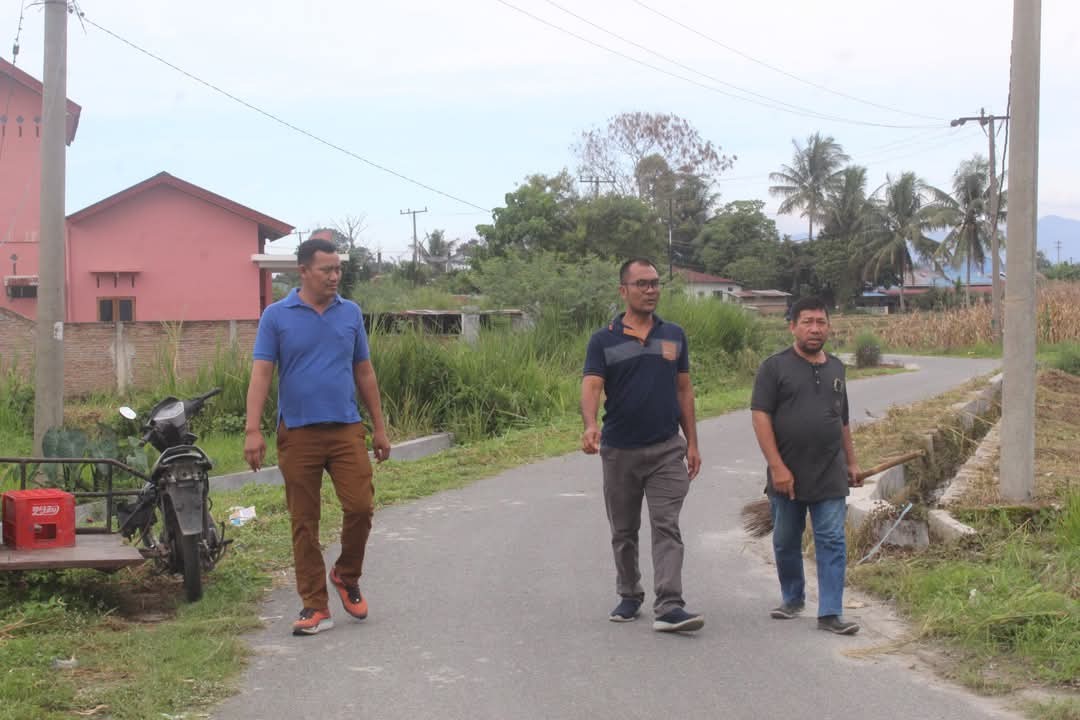 CAMAT DAN PARA JAJARAN SERTA MASYARAKAT MENGADAKAN GOTONG ROYONG KEBERSIHAN LINGKUNGAN