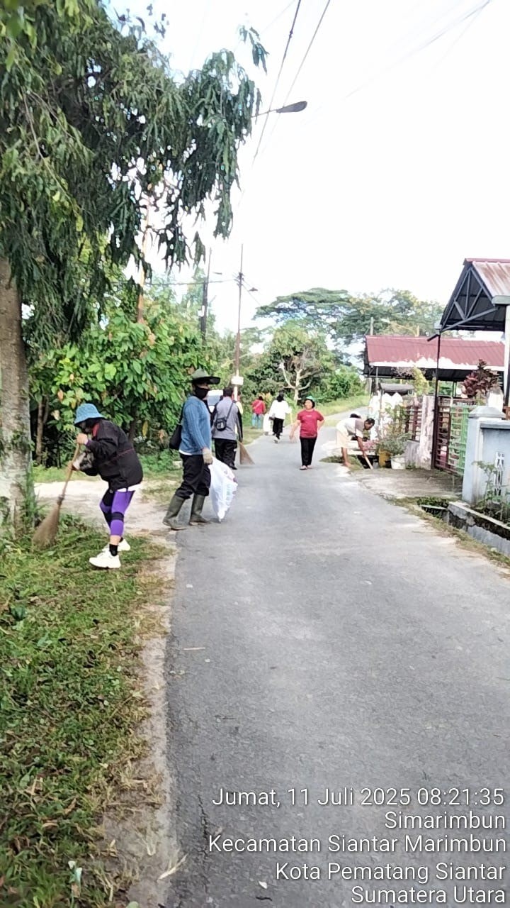 KECAMATAN SIANTAR MARIMBUN MENGAJAK WARGA JL. PU PENGAIRAN GOTONG ROYONG KEBERSIHAN LINGKUNGAN
