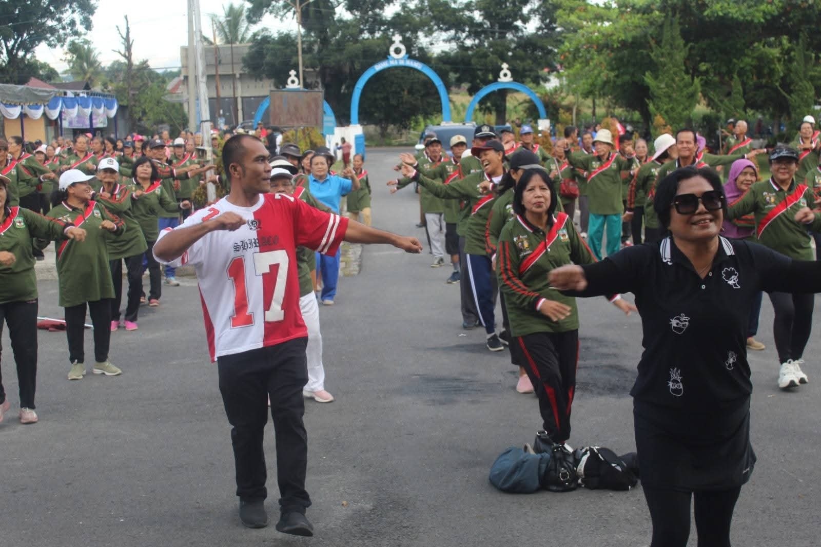 KESERUAN OPUNGKU SEHAT-KAMI BAHAGIA PADA GEBYAR LANSIA KECAMATAN SIANTAR MARIMBUN TAHUN 2025